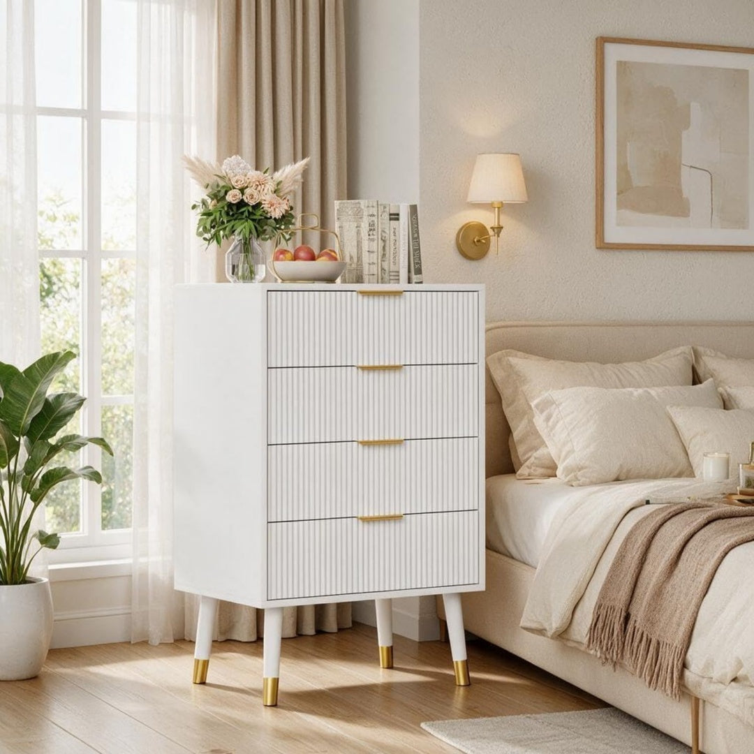 Glaenzende Oberflaechen und Schubladen bestimmen das Sideboard