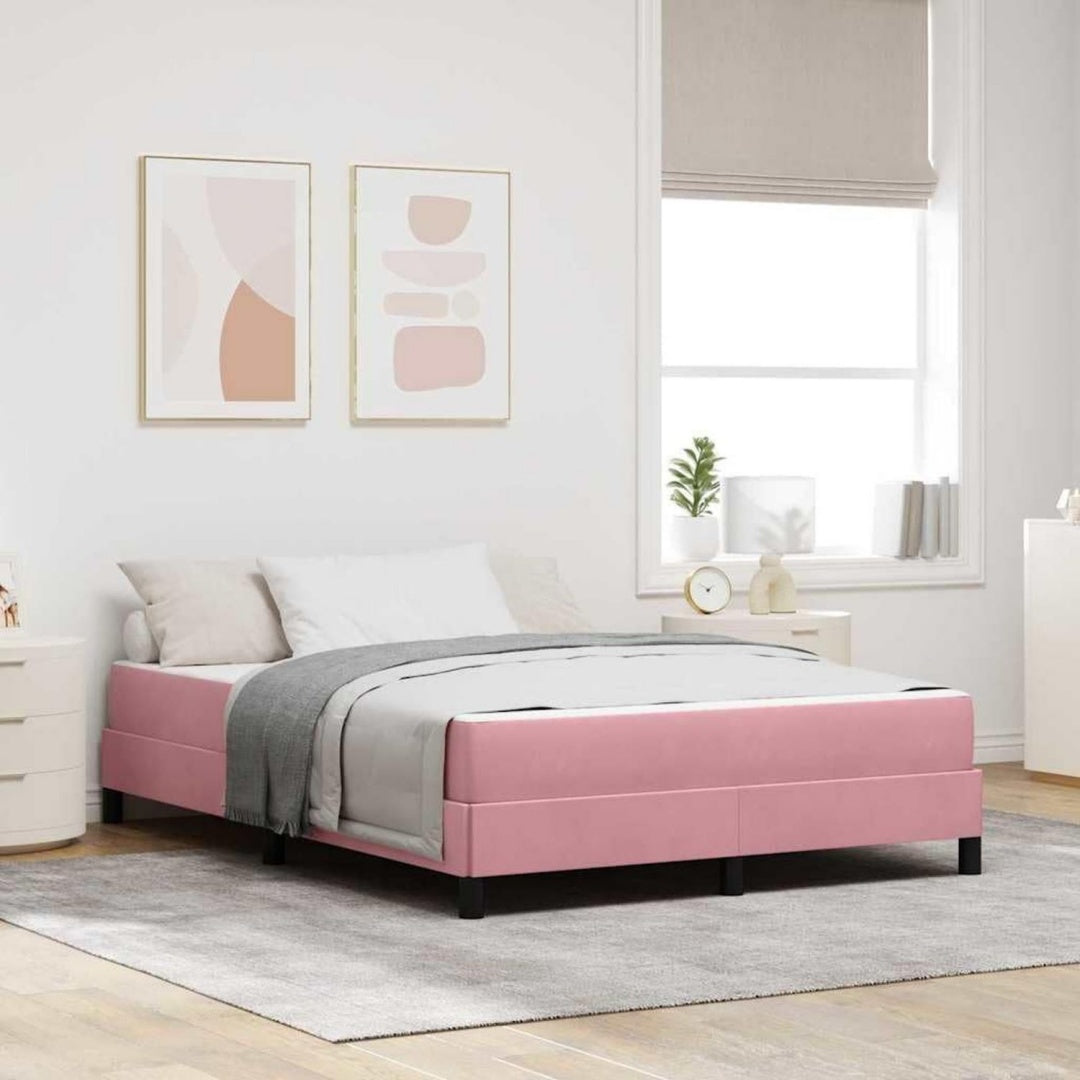 Ein Lattenrost an dem Boxspringbett aus Stoff