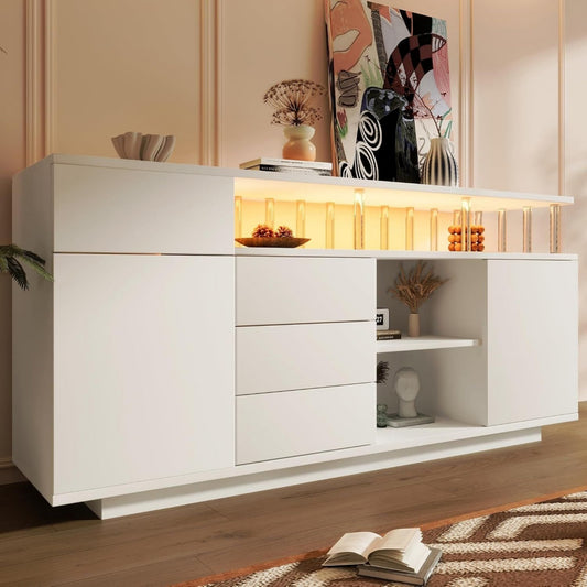 4 Schubladen treffen auf LED Beleuchtung an dem Sideboard