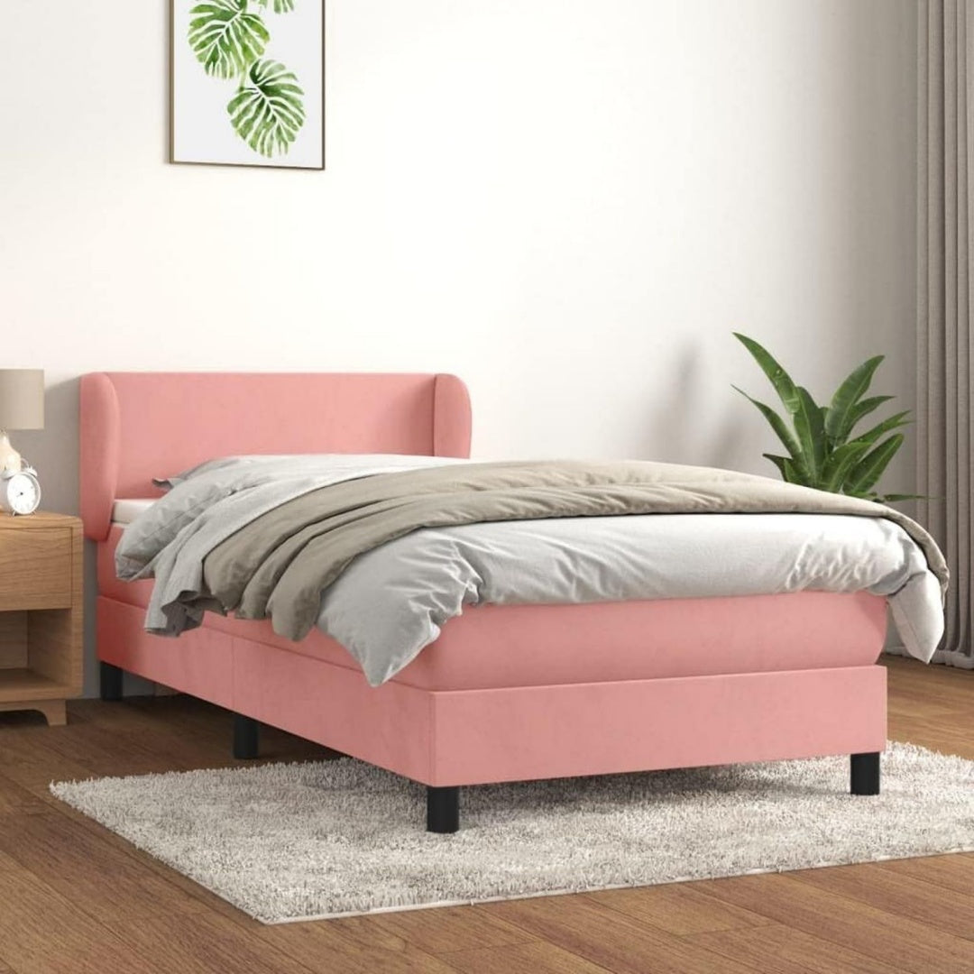 Das Boxspringbett setzt auf eine Farbgebung in Rosa