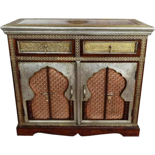 Reliefstrukturen und geschlossenen Stauraum bestimmen das Sideboard