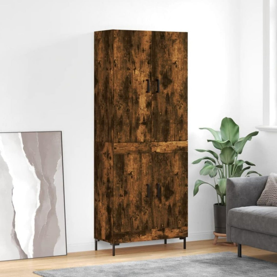 Dunkelbraun gibt dem Hochschrank einen farblichen Akzent