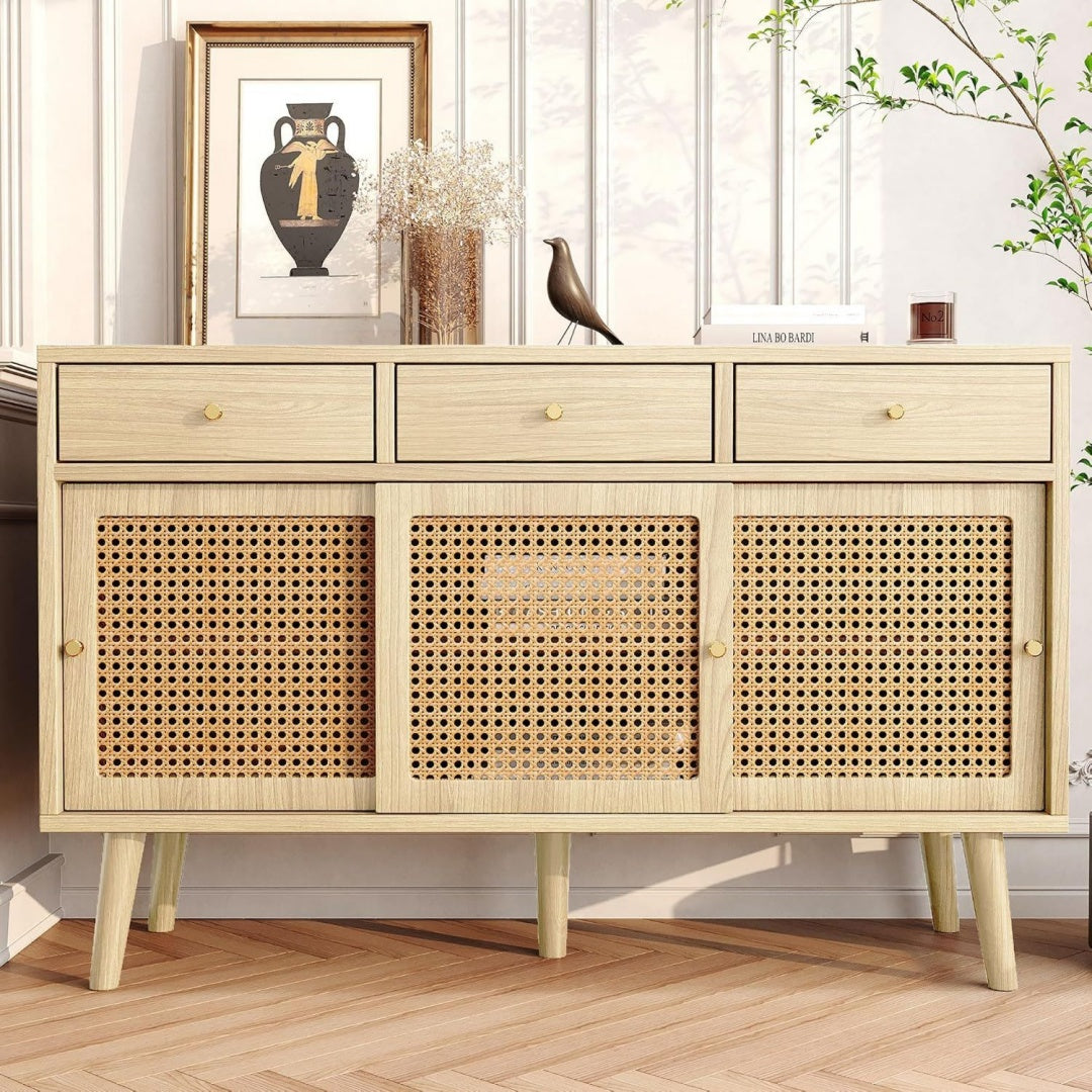 3 Schubladen treffen auf Holzbeine an dem Sideboard