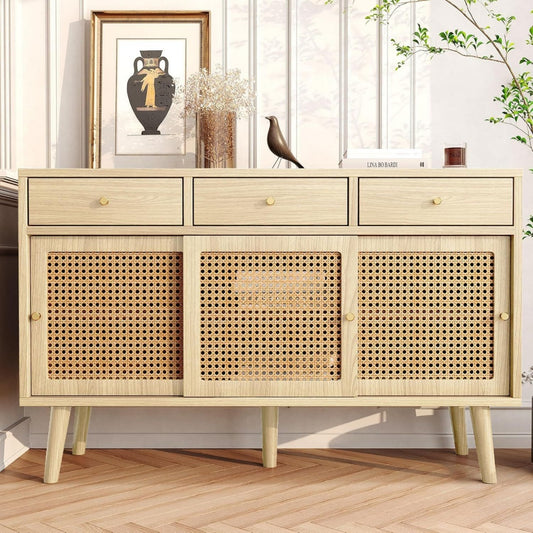 3 Schubladen treffen auf Holzbeine an dem Sideboard