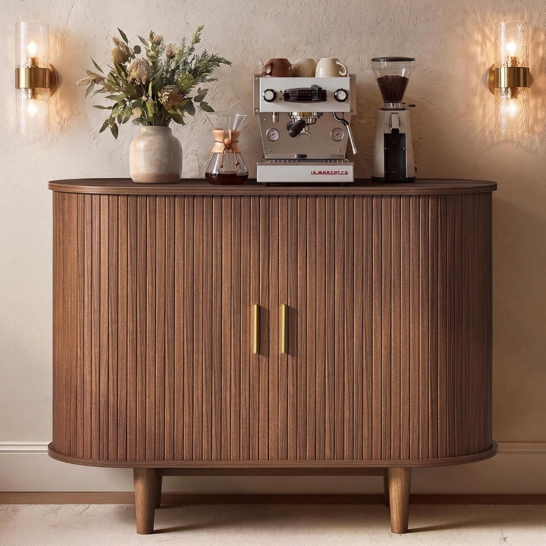 Schiebetueren bestimmen das Erscheinungsbild von dem Sideboard