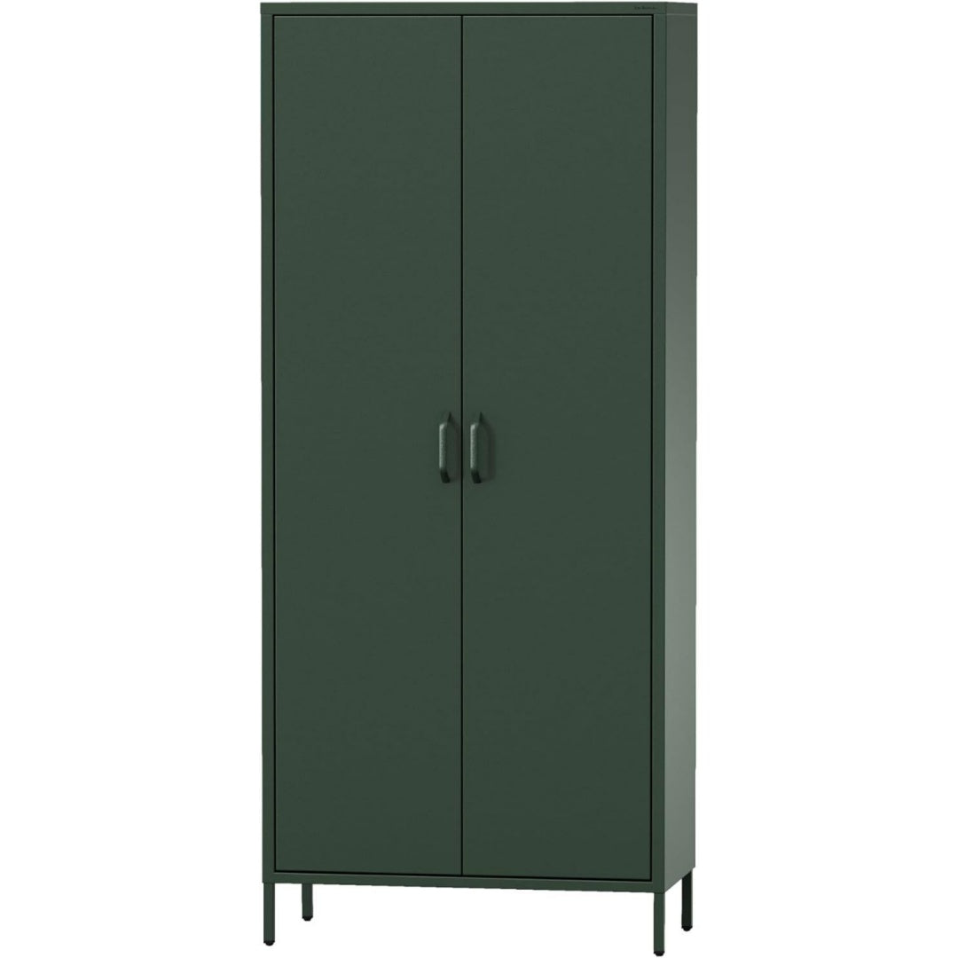 Der Kleiderschrank nimmt mit 80 x 185 x 45 cm Gestalt an