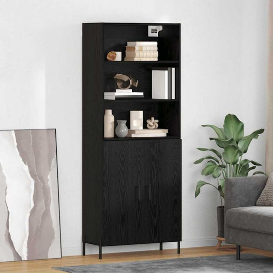 Metallgriffe an dem Hochschrank